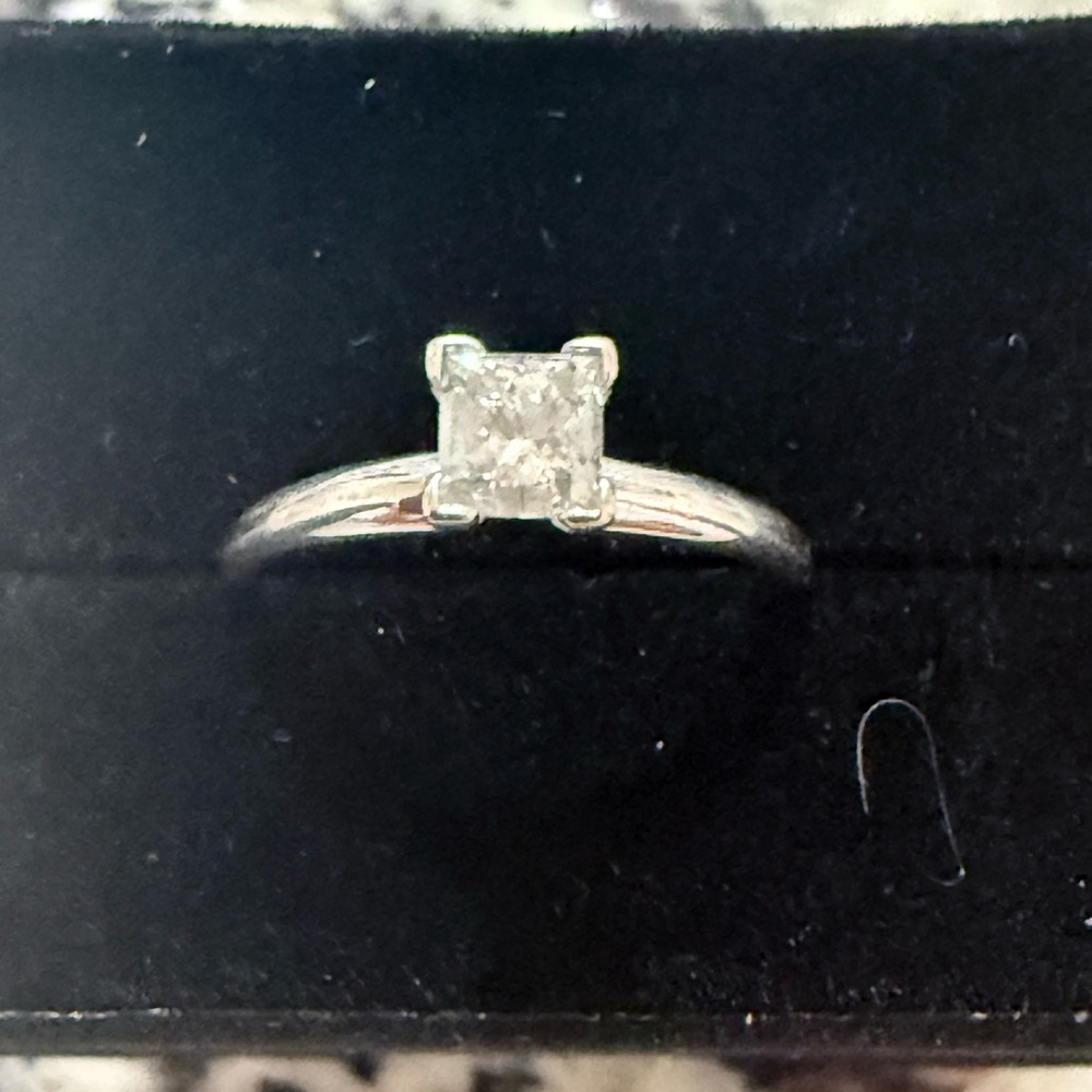 Elegant Silver Solitaire Ring With Square-Cut Cle… - image 1